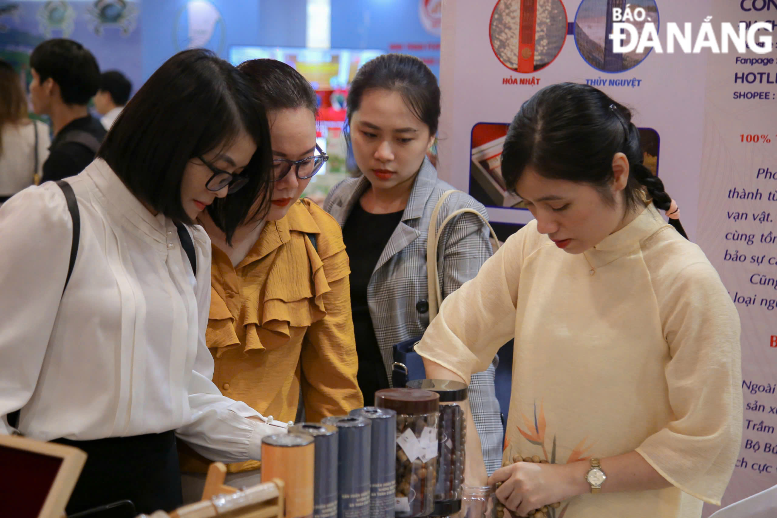 บูธจำหน่ายสินค้าเวียดนามและไทยดึงดูดผู้คนให้เข้ามาเยี่ยมชมและสัมผัสประสบการณ์มากมาย
