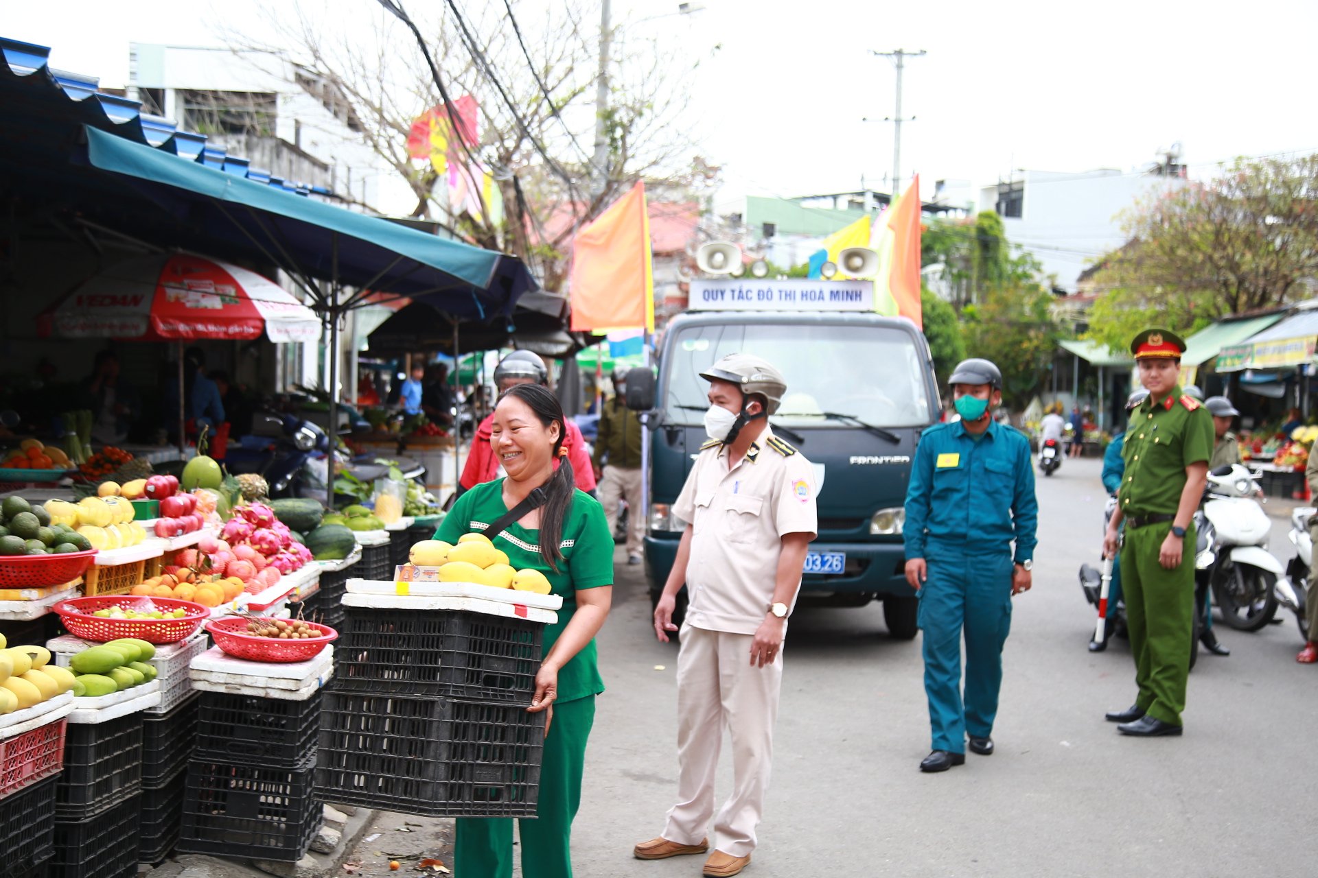 កម្លាំងច្បាប់ទីក្រុង ប៉ូលីស និងយោធាវួដបានសម្របសម្រួលដើម្បីដោះស្រាយបញ្ហាសណ្តាប់ធ្នាប់ទីក្រុងនៅផ្សារ Hoa My (វួដ Hoa Minh)។