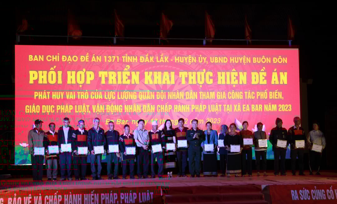 Kolonel Tran Minh Trong, politiek commissaris van het Provinciaal Militair Commando, overhandigde geschenken aan dorpsoudsten, dorpshoofden en vooraanstaande mensen in de gemeenschap.