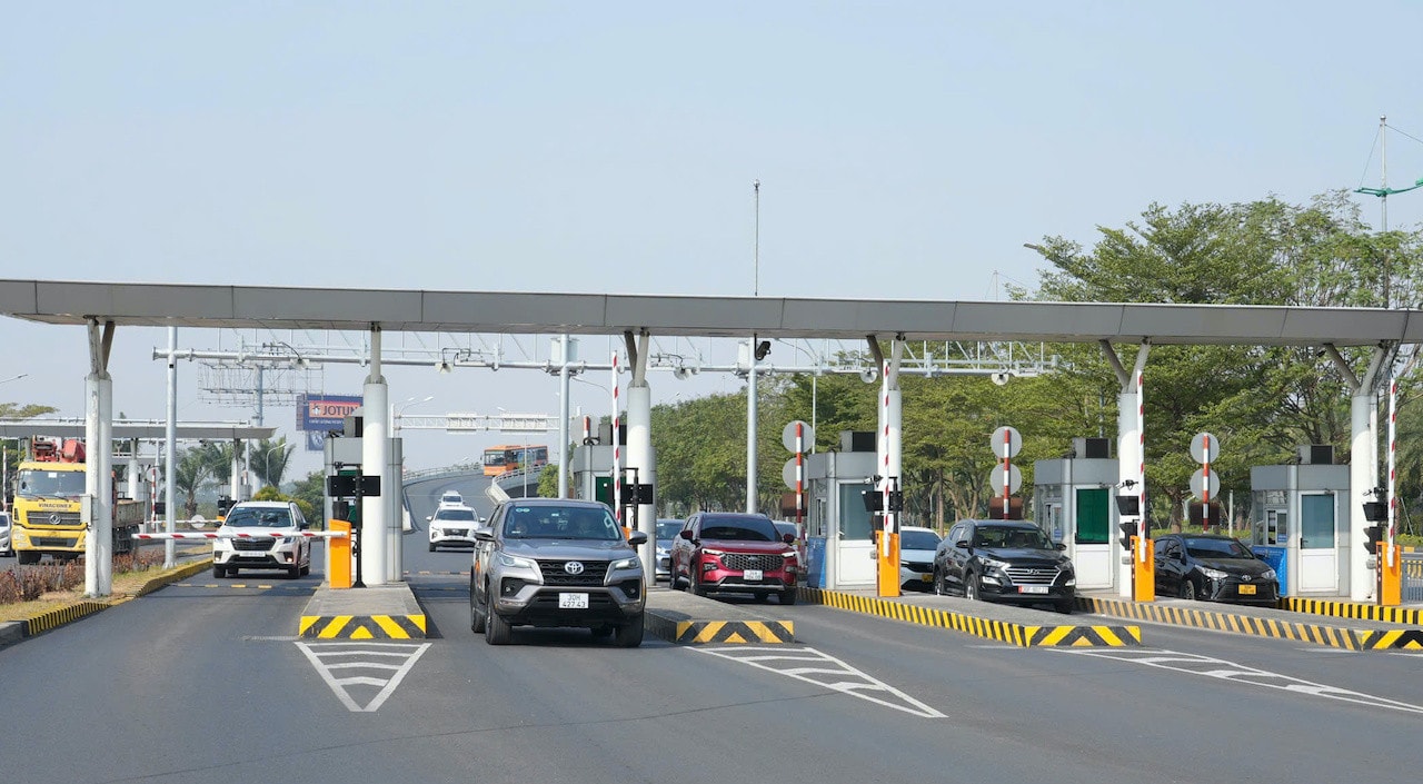 Noi Bai International Airport officially applies non-stop toll collection at all lanes entering and exiting both terminals (4).jpg