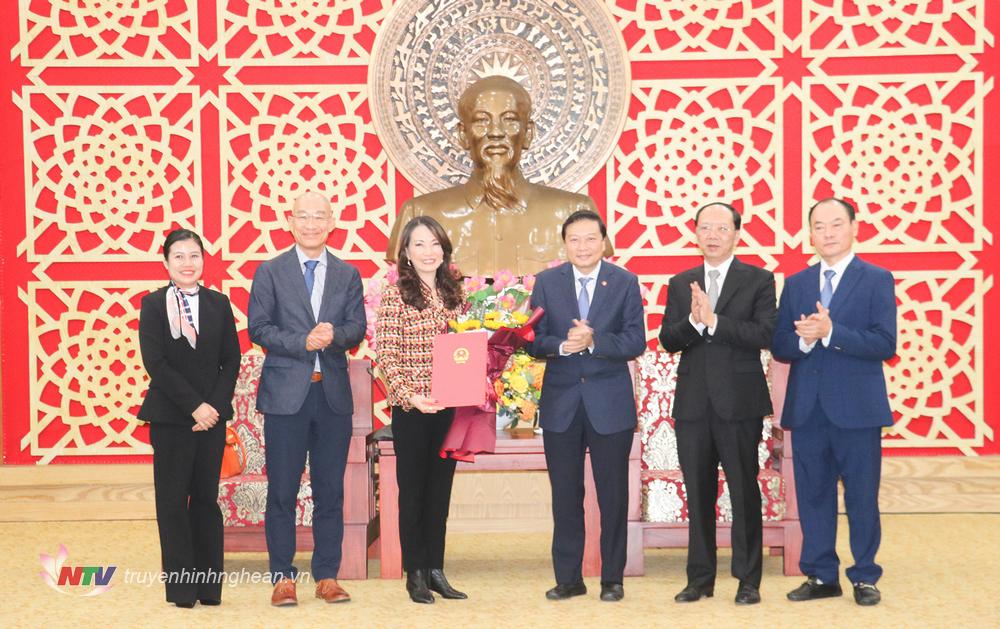 El presidente del Comité Popular Provincial, Le Hong Vinh, otorgó el certificado de registro de inversión para el proyecto del Parque Industrial Nghe An de la Zona Industrial 2 de WHA.  