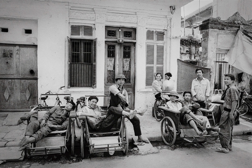Những tài xế xích lô trên phố Nguyễn Quang Bích (khu phố cổ Hà Nội, năm 1992). Ảnh: NVCC 
