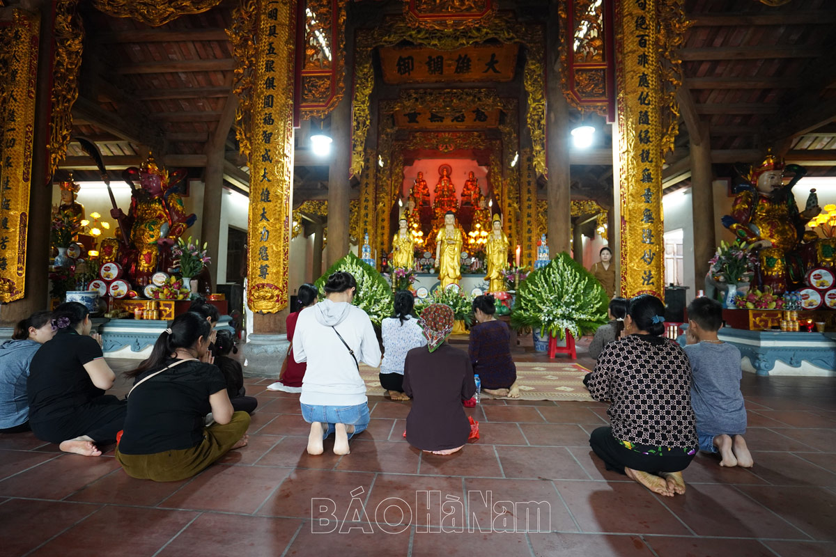 Hàng nghìn phật tử về chùa Lưu ly dự lễ hội 