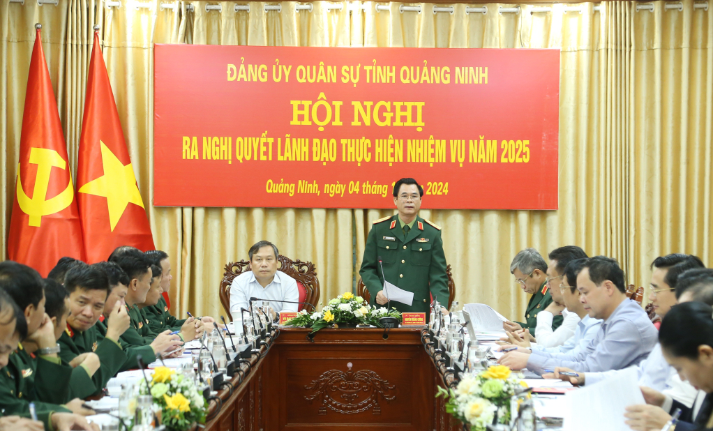 Lieutenant General Nguyen Quang Cuong, Party Secretary and Political Commissar of Military Region 3, spoke at the conference.