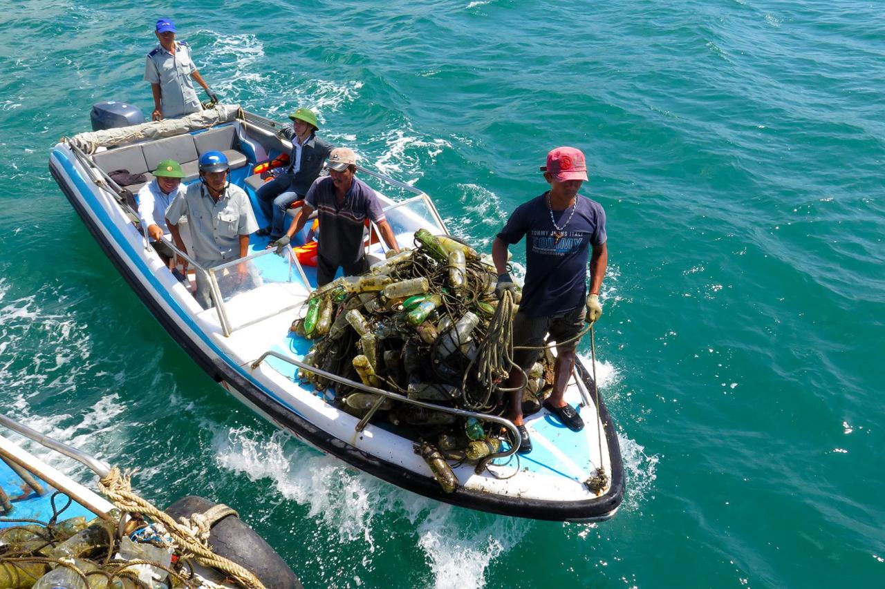 The-tom-hum-flying-fish-was-hit-by-the-rules-in-ham-tien-tourist-area-anh-n.-lan-2-.jpg