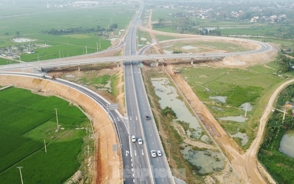 Nahaufnahme von 200 km „weißer“ Autobahn mit Raststätten und Tankstellen, Foto 1