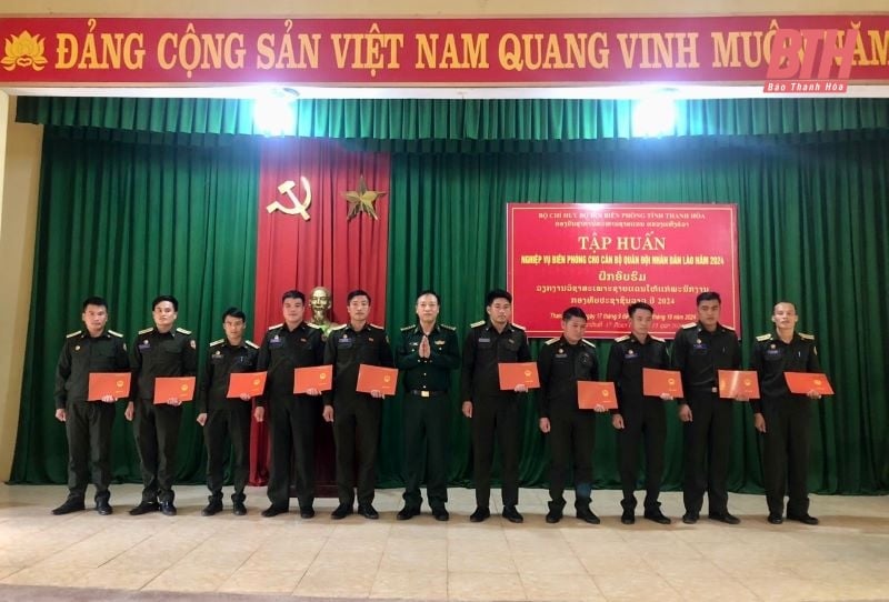 Ceremonia de clausura del curso de capacitación fronteriza para guardias fronterizos de la provincia de Hua Phan.