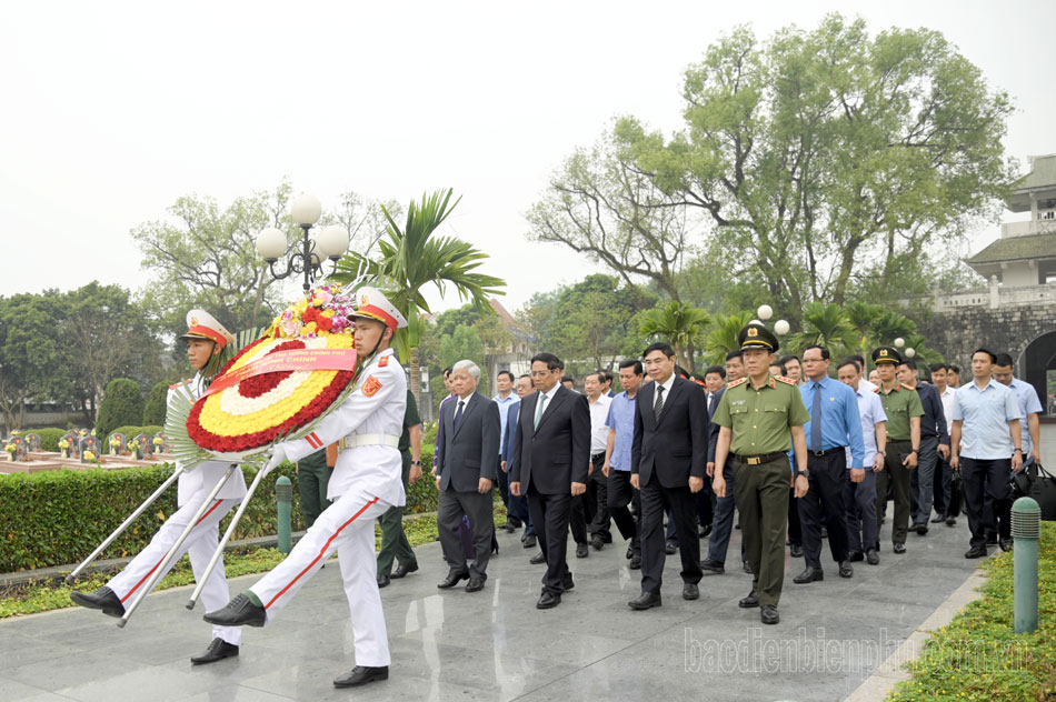 នាយករដ្ឋមន្ត្រី Pham Minh Chinh អុជធូបនៅទីបញ្ចុះសព A1 Martyrs