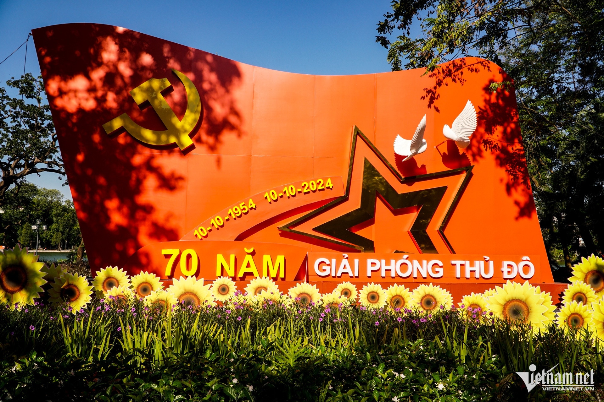 Hanoi streets are filled with flags and flowers to celebrate the 70th anniversary of liberation.