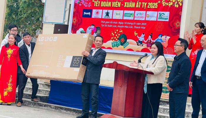 Das Nguoi Lam Bao Magazine verteilt Geschenke an arme Haushalte in den Gemeinden Xuan Loc, Hau Loc und Thanh Hoa im Rahmen des Tet Reunion-Programms – Xuan At Ty 2025