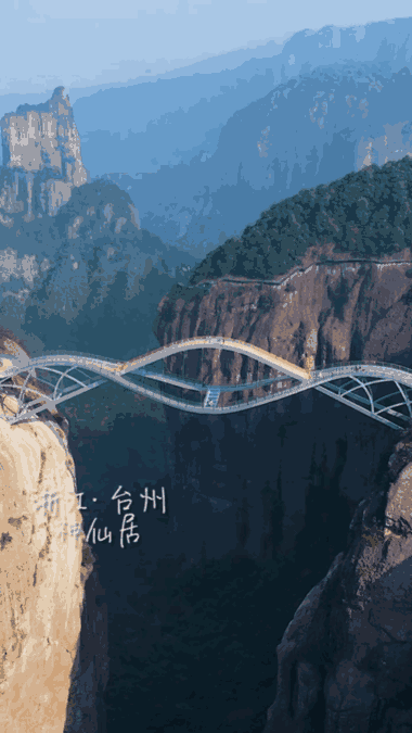 Zhejiang es una de las provincias más ricas de China y una famosa provincia turística con el hermoso paisaje de montaña y río de la región de Jiangnan. Recientemente, otra construcción única en Zhejiang atrajo la atención de la comunidad en línea china debido a su diseño único que parece ser solo un producto de inteligencia artificial.