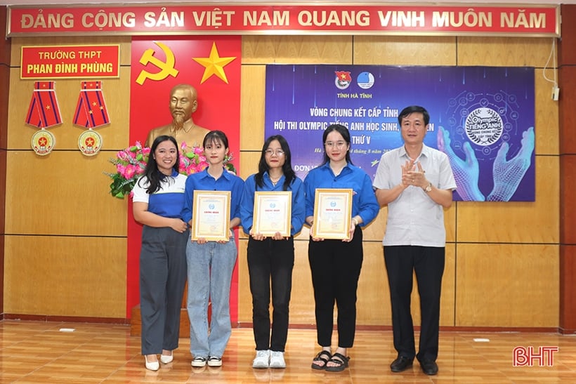 Cérémonie de remise des prix du 5e Concours olympique d'anglais pour étudiants