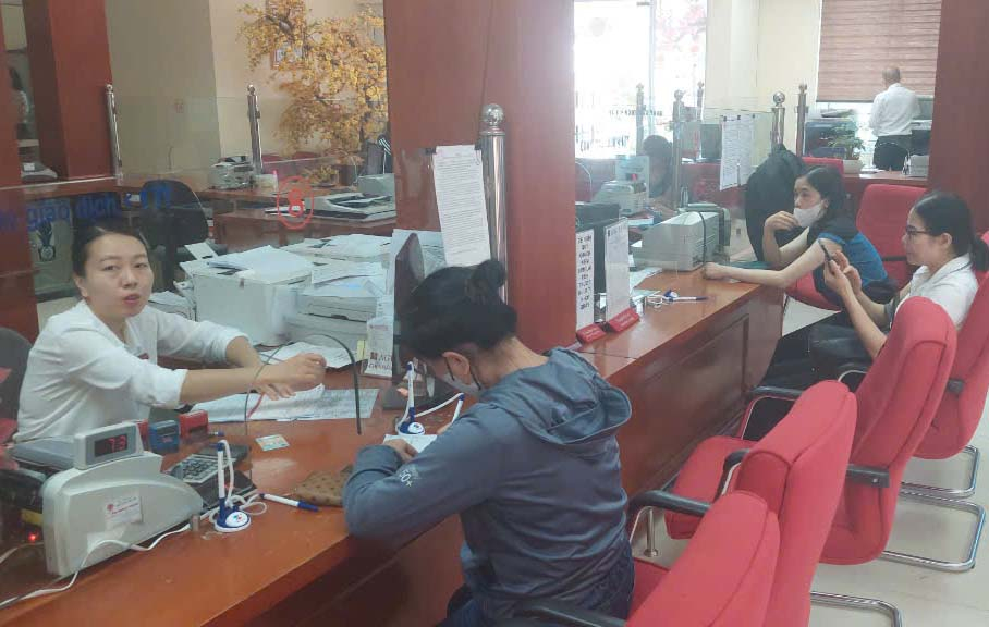 顧客はAgribank Cao Bang City支店で取引を行います。