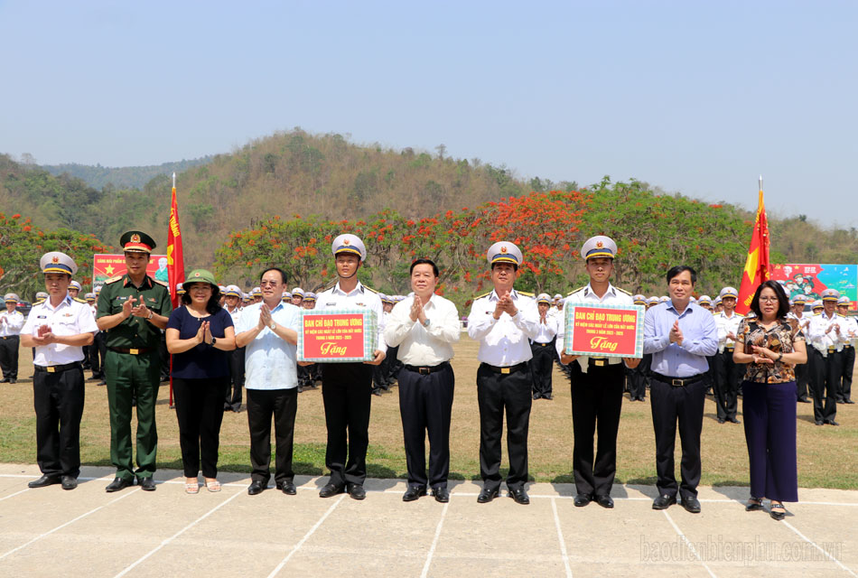 Đồng chí Nguyễn Trọng Nghĩa thăm, tặng quà lực lượng phục vụ và tham gia diễu binh, diễu hành