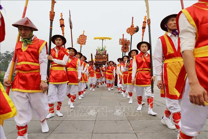 Procession animée en palanquin vers le temple Hung