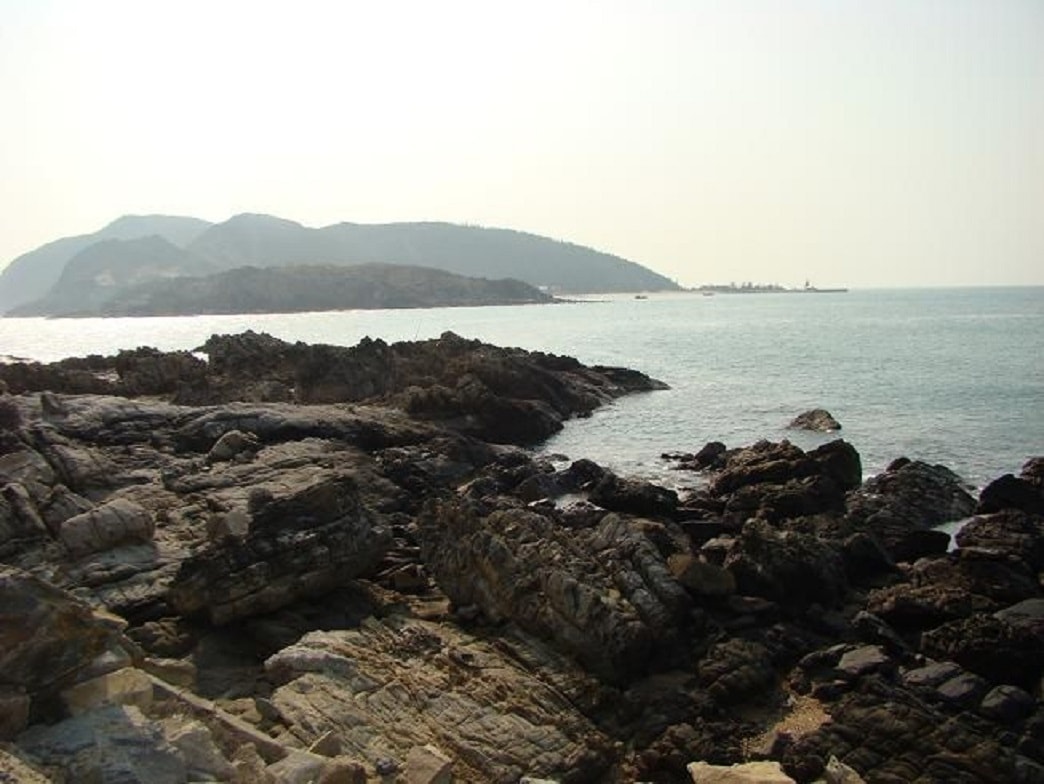 Les falaises rocheuses de l'île Hon La sont un lieu de pêche en mer idéal pour les pêcheurs.