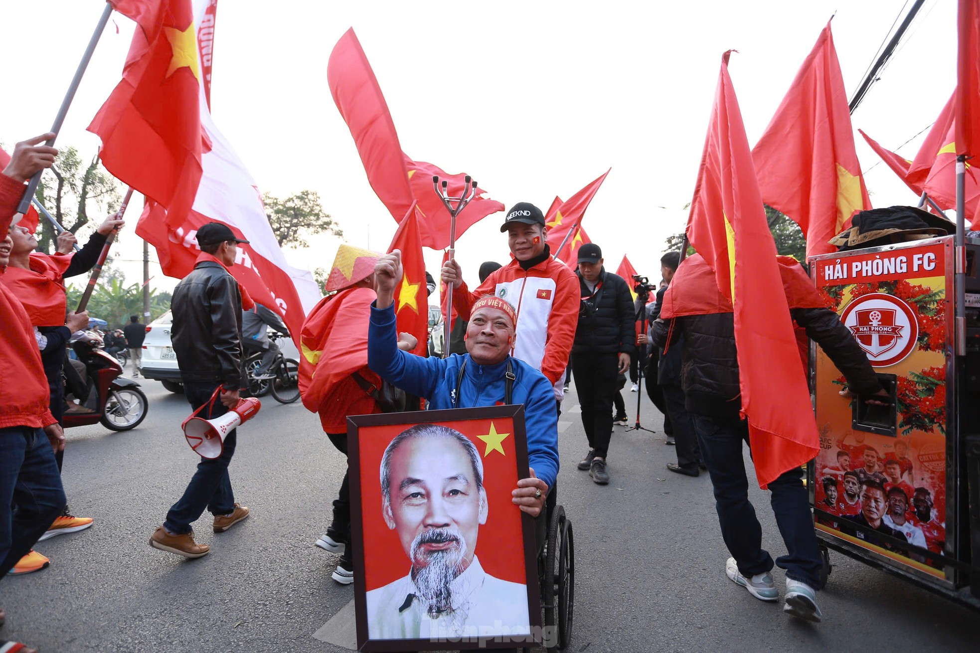 Viet Tri is glowing red, fueling the Vietnamese team in the second leg of the semi-final photo 9