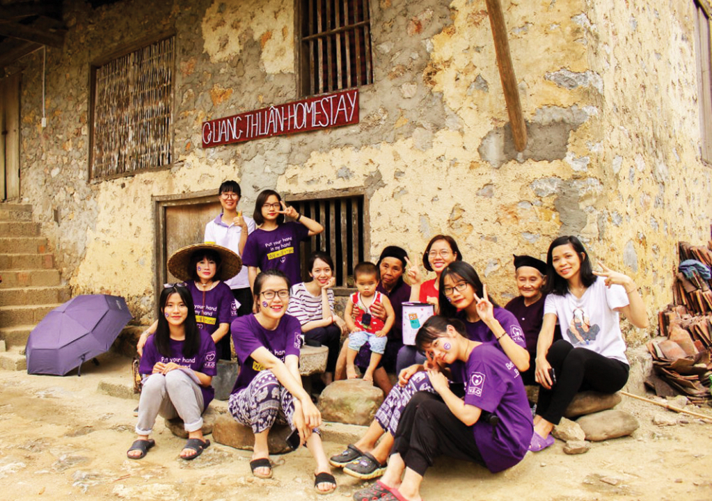 Tourists participating in the Ban Gioc - Cao Bang volunteer tour take souvenir photos at Khuoi Ky stone village, Dam Thuy commune (Trung Khanh). Photo: VEO