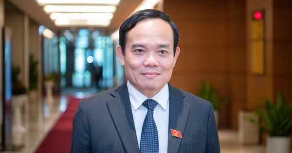 Mr. Tran Luu Quang was elected as a member of the Secretariat.