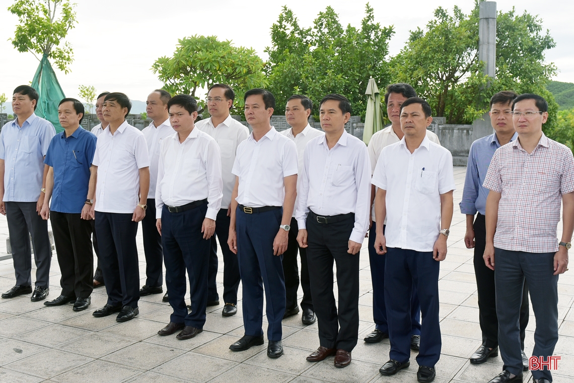 Ha Nam province delegation offers incense at some red addresses in Ha Tinh