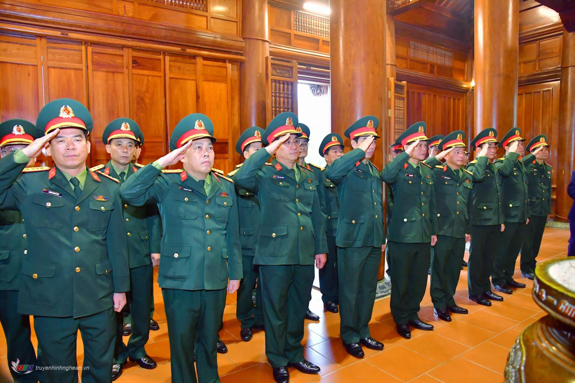 Nghe An Provincial Military Command offers flowers and incense to commemorate President Ho Chi Minh