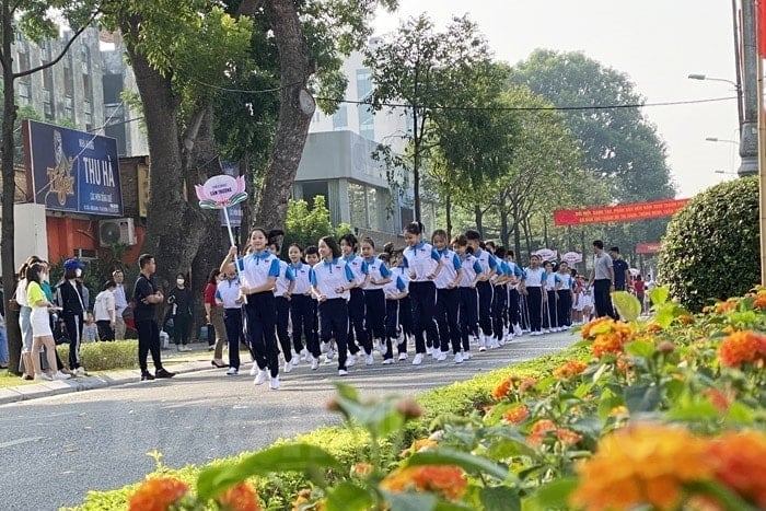 On the morning of October 27, Hai Duong City banned some roads to serve the mass running race.