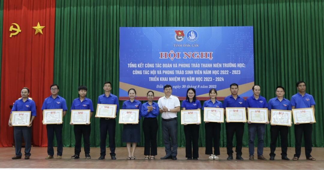 Provincial Youth Union representatives awarded Certificates of Merit to collectives and individuals with outstanding achievements.
