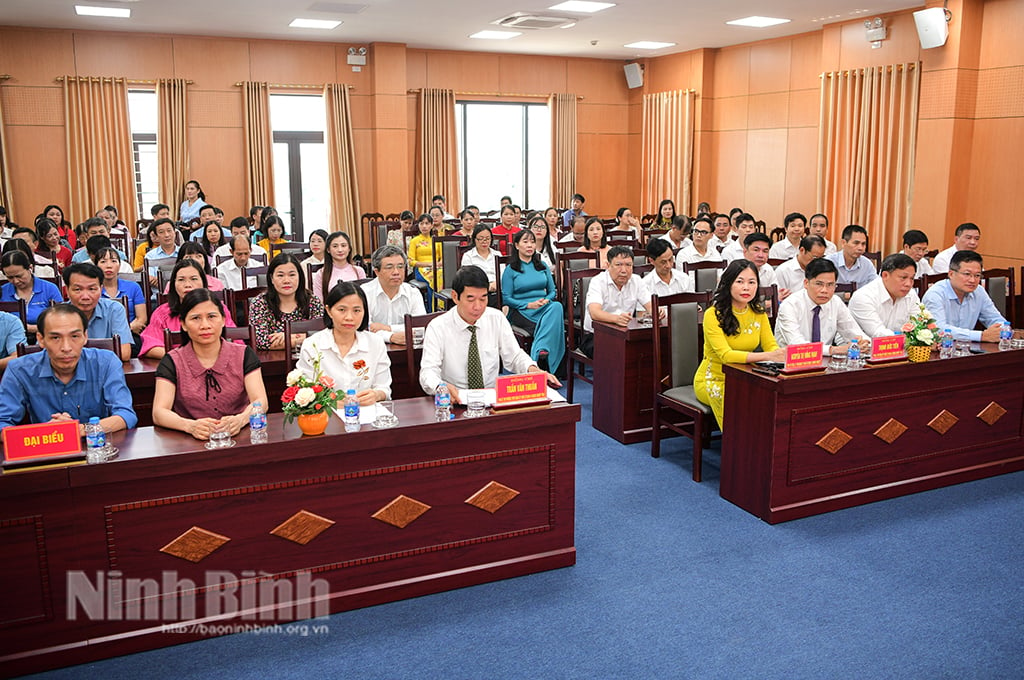 Le Comité provincial du Parti des agences et entreprises a décerné des prix pour le concours de quiz en ligne pour en savoir plus sur les œuvres du secrétaire général Nguyen Phu Trong