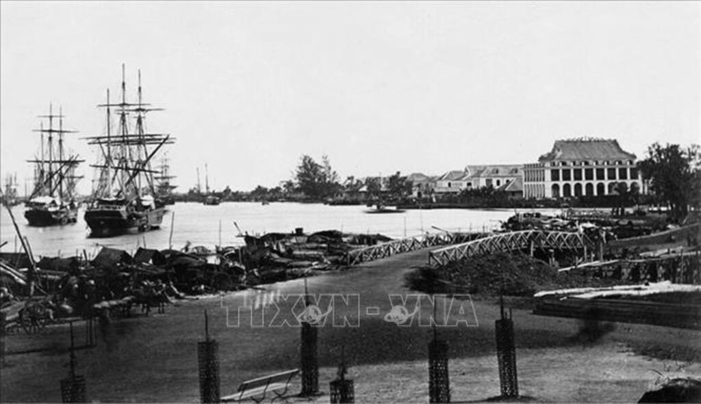 Причал Нья Ронг (Сайгон) в начале XX века. Отсюда 5 июня 1911 года патриотически настроенный юноша Нгуен Тат Тхань покинул Отечество на корабле «Адмирал Латуш-Тревиль», чтобы осуществить свою мечту — освободить страну от рабства колониализма и империализма.