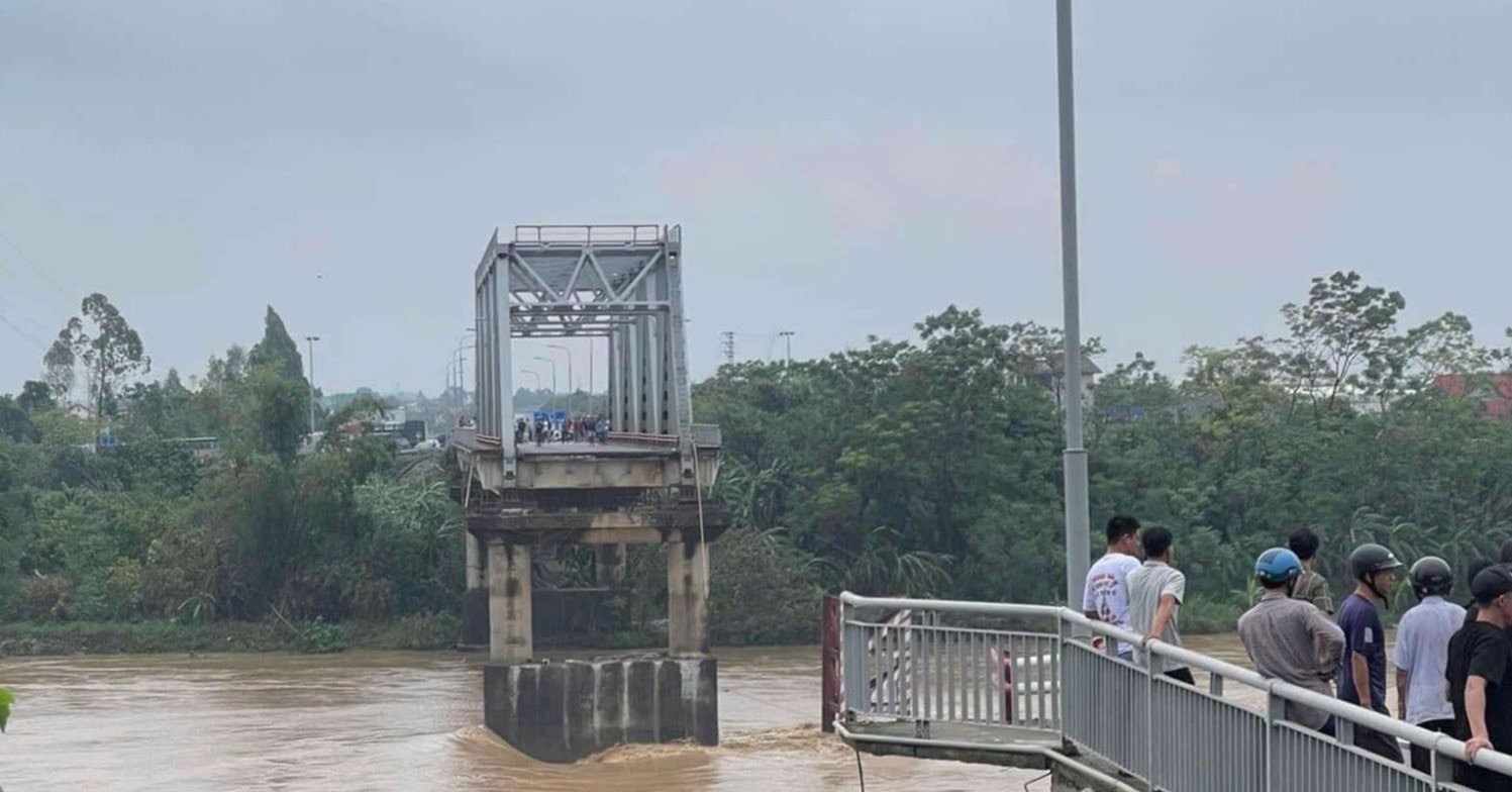 Sập cầu Phong Châu ở Phú Thọ, nhân chứng bàng hoàng