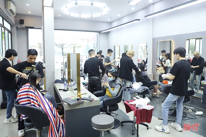 Los salones de belleza en Ha Tinh atraen clientes durante la temporada alta