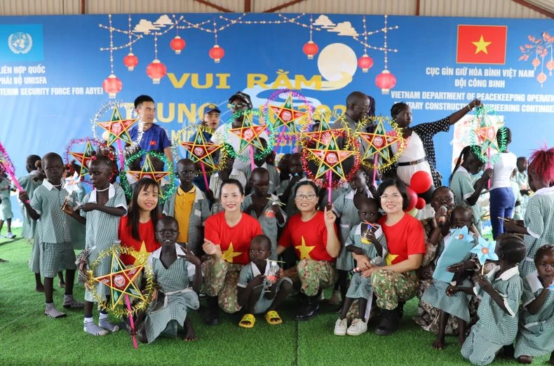 Les soldats de la paix vietnamiens organisent la fête de la mi-automne pour les enfants d'Abyei, photo 5