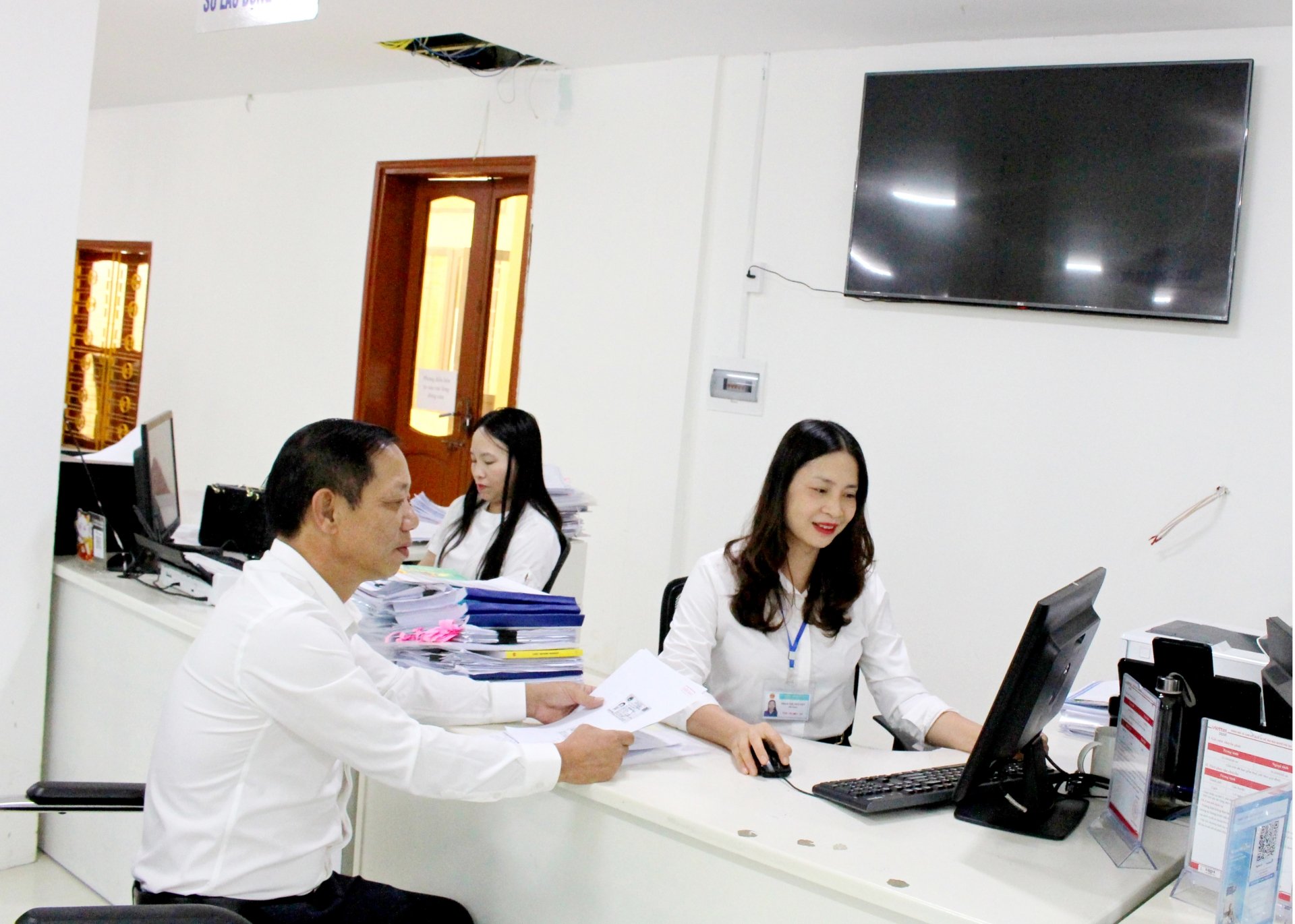 Staff of the Provincial Public Administration Service Center receive and process people's records.