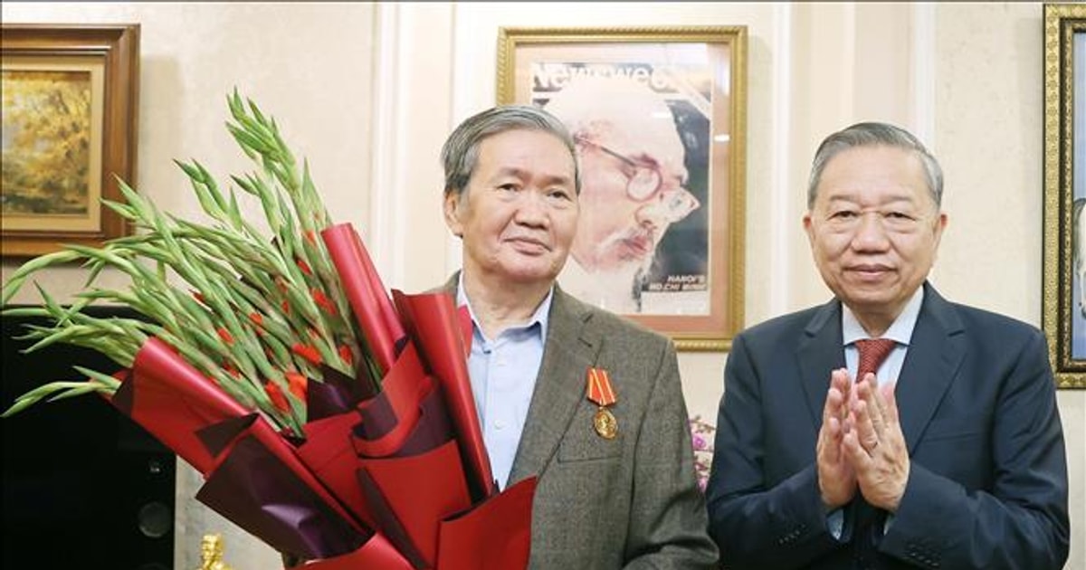General Secretary To Lam presents the Ho Chi Minh Medal to comrade Dinh The Huynh.