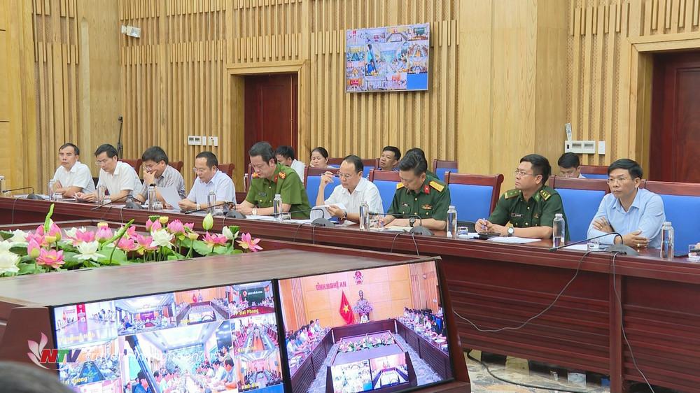 Representantes de departamentos, agencias y unidades asistieron a la reunión en el puente de Nghe An.