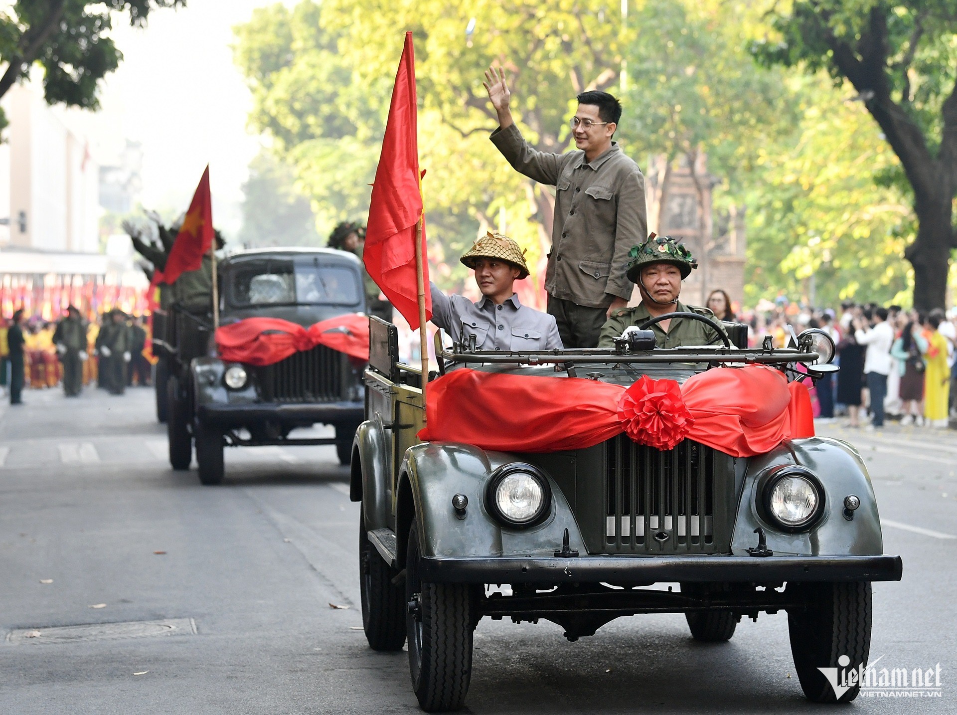 ภาพประทับใจเมื่อคน 8,000 คนทำการแสดงฉากวันปลดปล่อยเมืองหลวงริมทะเลสาบฮว่านเกี๋ยม ภาพที่ 2