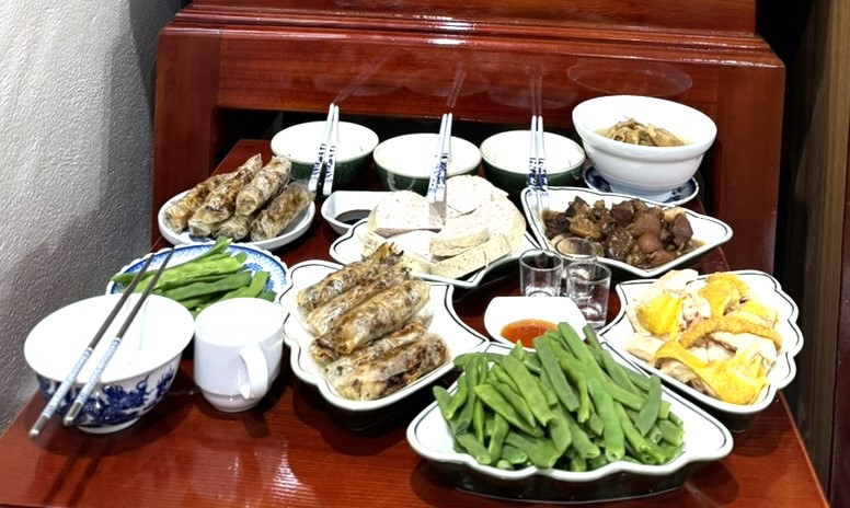 La bandeja de ofrenda para quemar papel moneda votivo es salada o vegetariana con platos típicos del Tet.