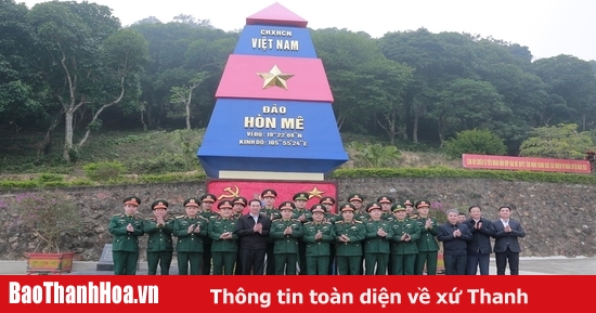 Die Delegation des Verteidigungsministeriums und der Provinz Thanh Hoa besuchte die Insel Me und wünschte den Offizieren und Soldaten ein frohes neues Jahr.