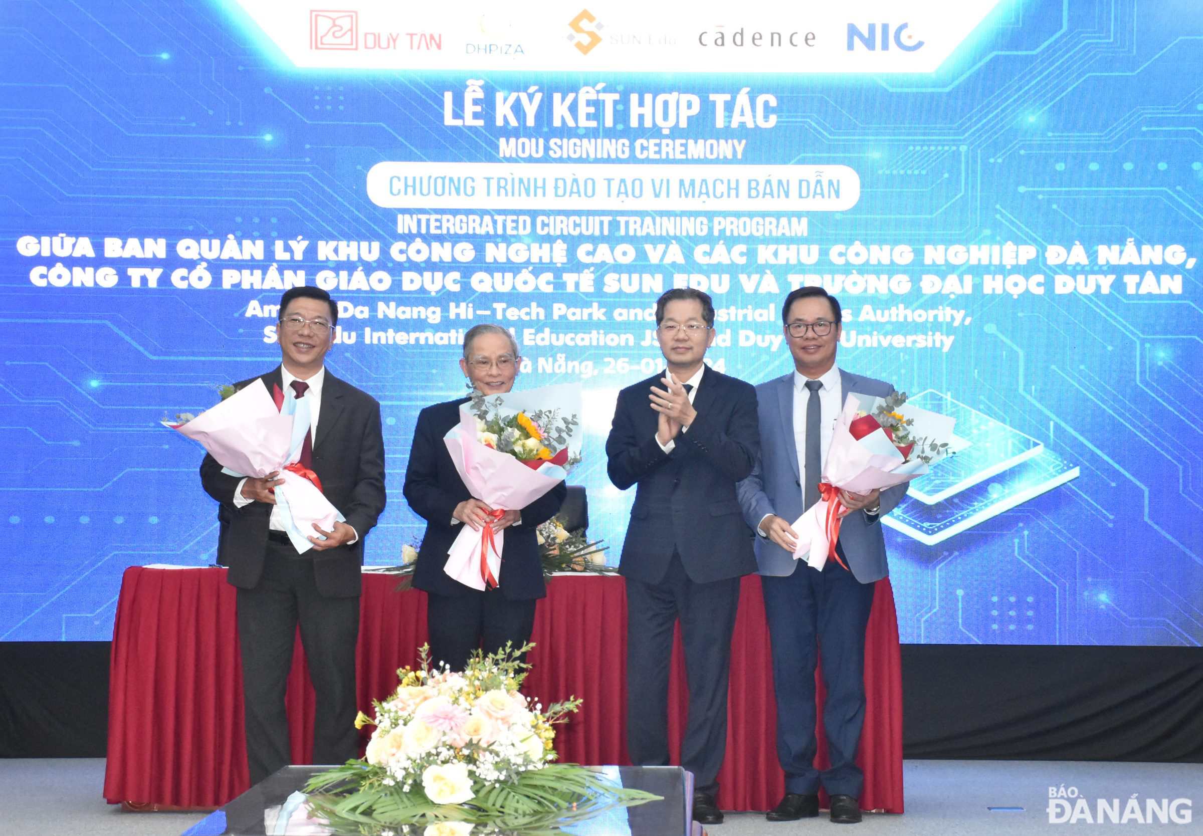 Secretary of the City Party Committee Nguyen Van Quang (second from right) presents flowers to units cooperating in training in microchip and semiconductor design. Photo: HOANG HIEP - THU HA