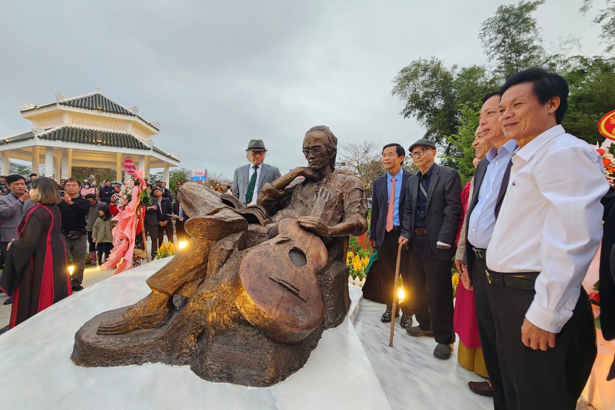 Inauguración de la estatua de Trinh Cong Son en el río Perfume