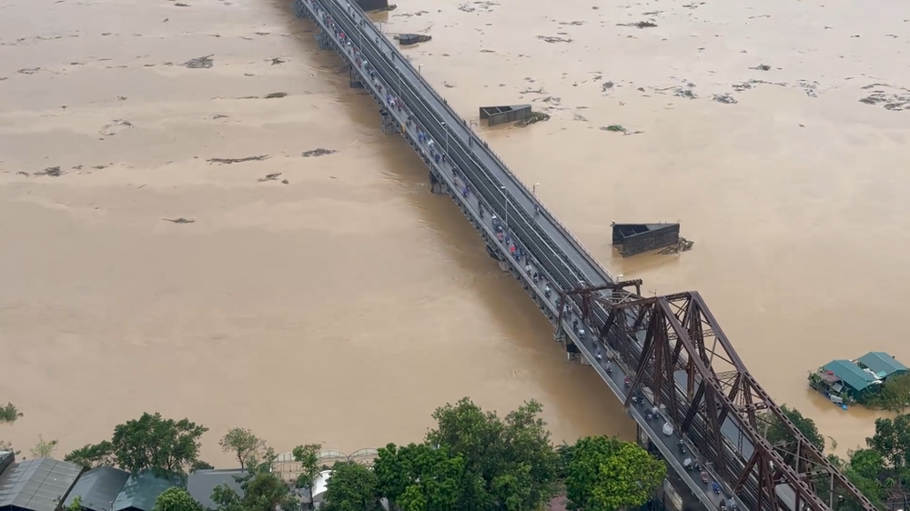 Der Wasserstand des Roten Flusses stieg und die Strömung war schnell, sodass die Eisenbahnindustrie beschloss, den Zugverkehr über die Long-Bien-Brücke einzustellen. (Foto: Vietnam+)