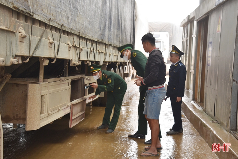 Ha Tinh assure le trafic aux postes frontières pendant le Têt