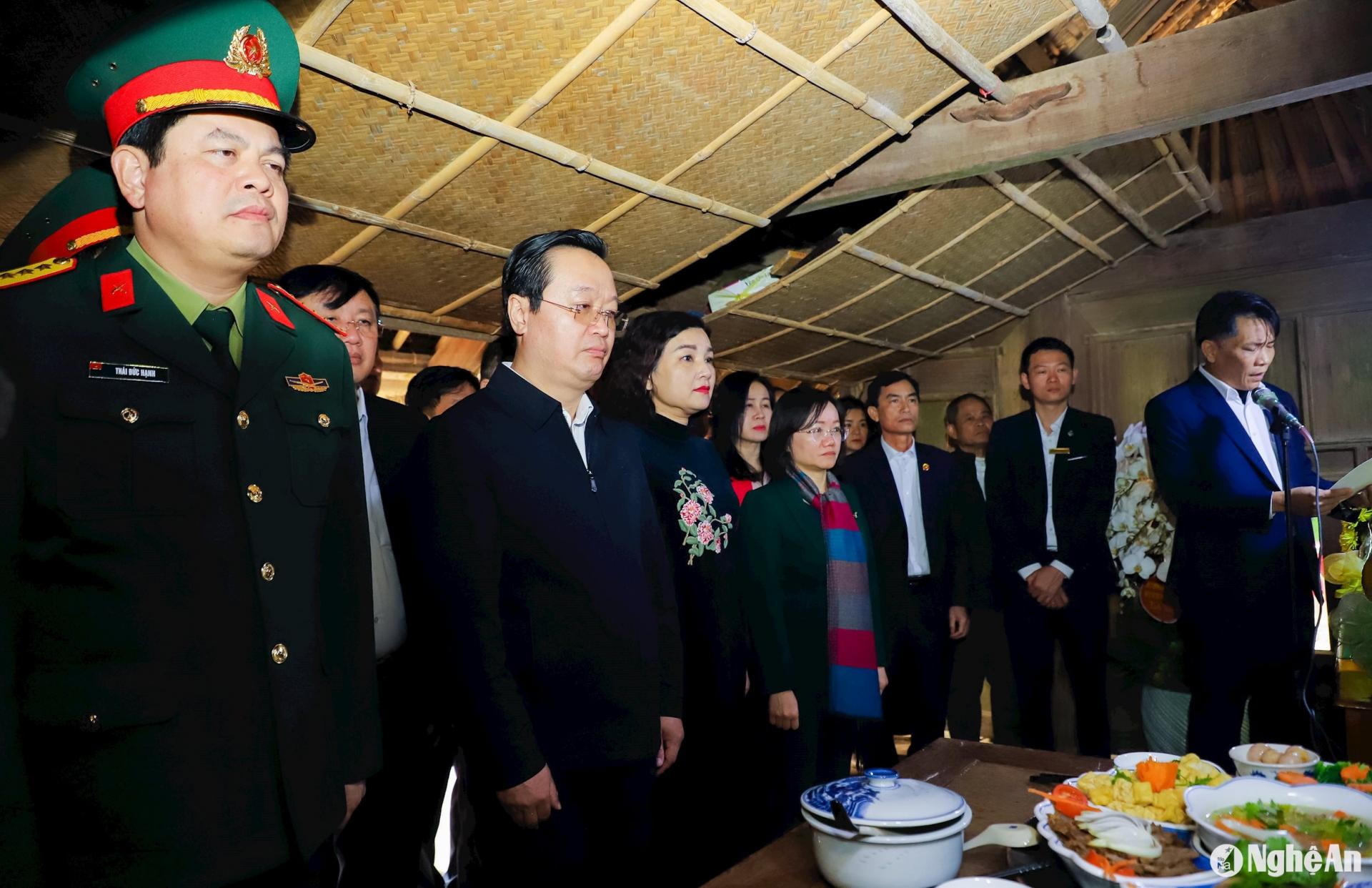 Đồng chí Nguyễn Đức Trung - Bí thư Tỉnh ủy Nghệ An dự lễ, thành kính dâng hương tưởng niệm bà Hoàng Thị Loan.