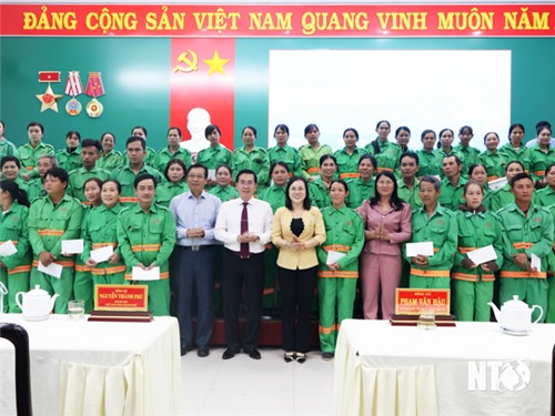 El camarada Pham Van Hau, subsecretario permanente del Comité Provincial del Partido y presidente del Consejo Popular Provincial, visitó y entregó regalos a los trabajadores de saneamiento ambiental.