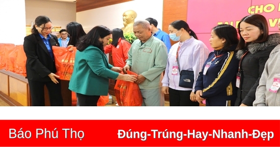 Trao 100 suất quà Tết cho bệnh nhân có hoàn cảnh khó khăn