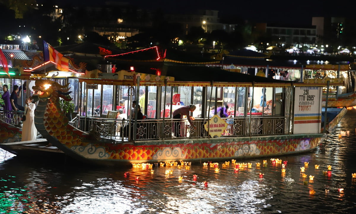 Défilé de bateaux fleuris sur la rivière des Parfums pour célébrer l'anniversaire de Bouddha