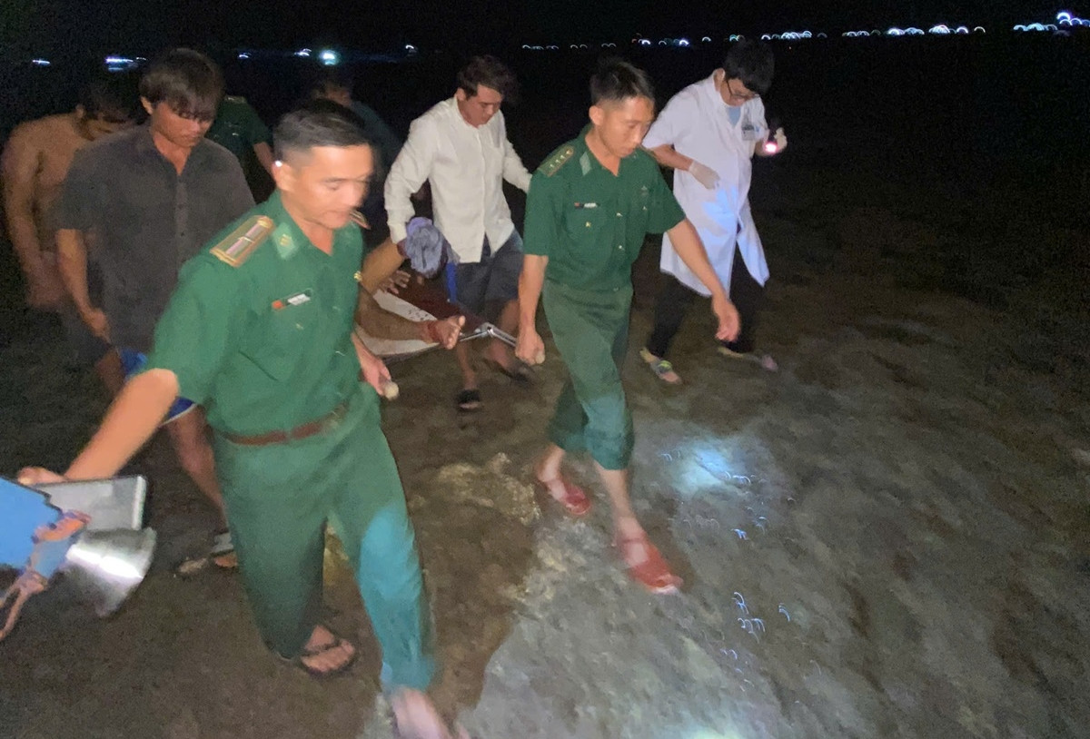 Un barco pesquero con 14 tripulantes a bordo se hundió frente a Con Dao y hay 2 desaparecidos