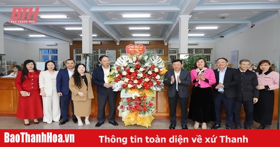 Phó Chủ tịch Thường trực UBND tỉnh Nguyễn Văn Thi chúc mừng các đơn vị quyết toán tài chính cuối năm