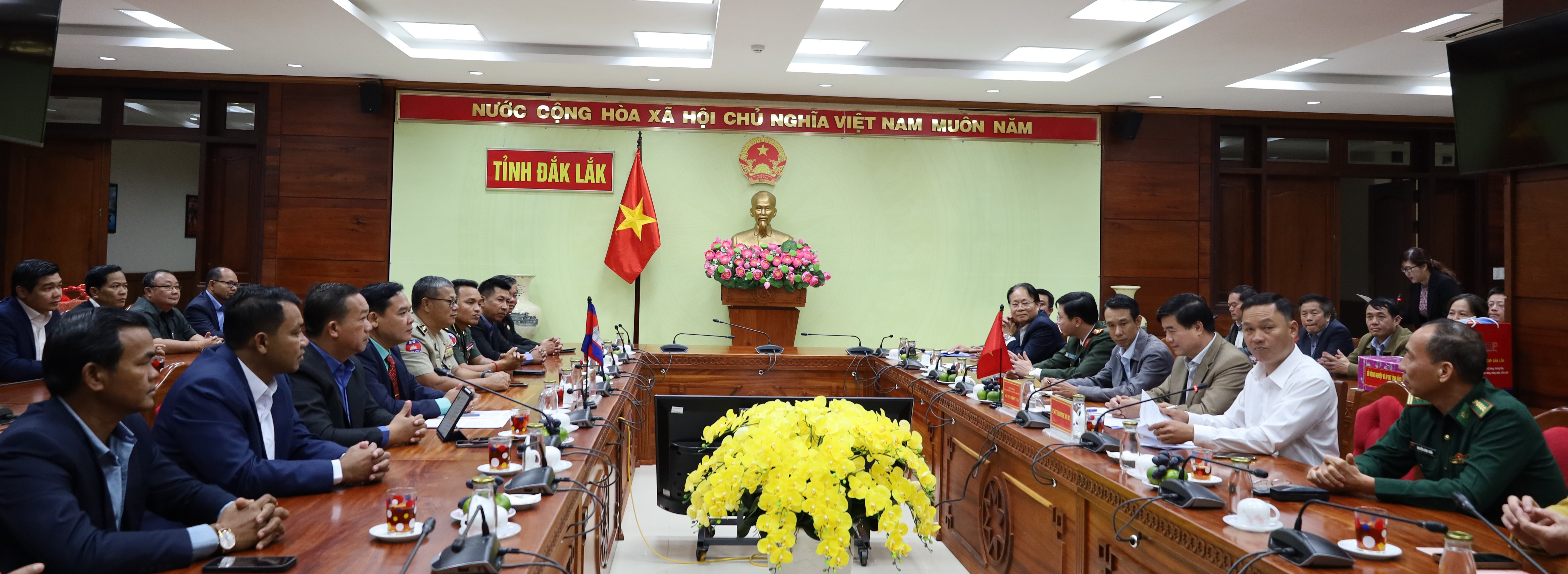 Đoàn công tác tỉnh Mondulkiri - Vương quốc Campuchia thăm, chúc Tết lãnh đạo UBND tỉnh Đắk Lắk