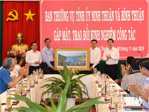 Standing Committees of Ninh Thuan and Binh Thuan Provincial Party Committees met and exchanged work experiences